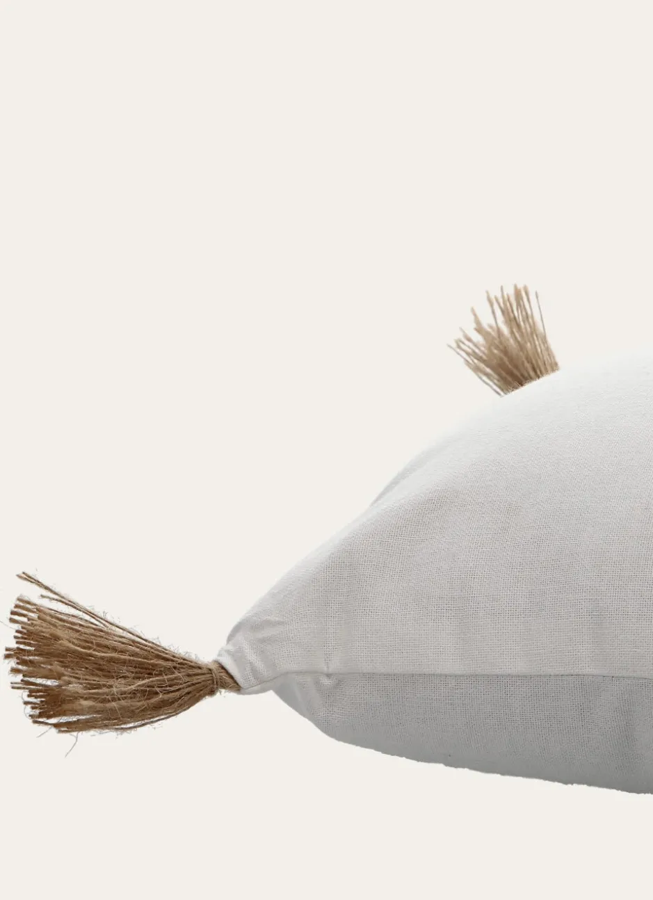 COUSSIN EN COTON UNI AVEC POMPONS EN JUTE ARGILE