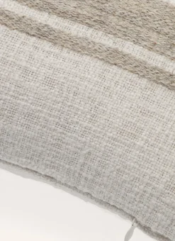 PETIT COUSSIN TEXTURÉ AVEC BANDE BRODÉE EN JUTE BEIGE