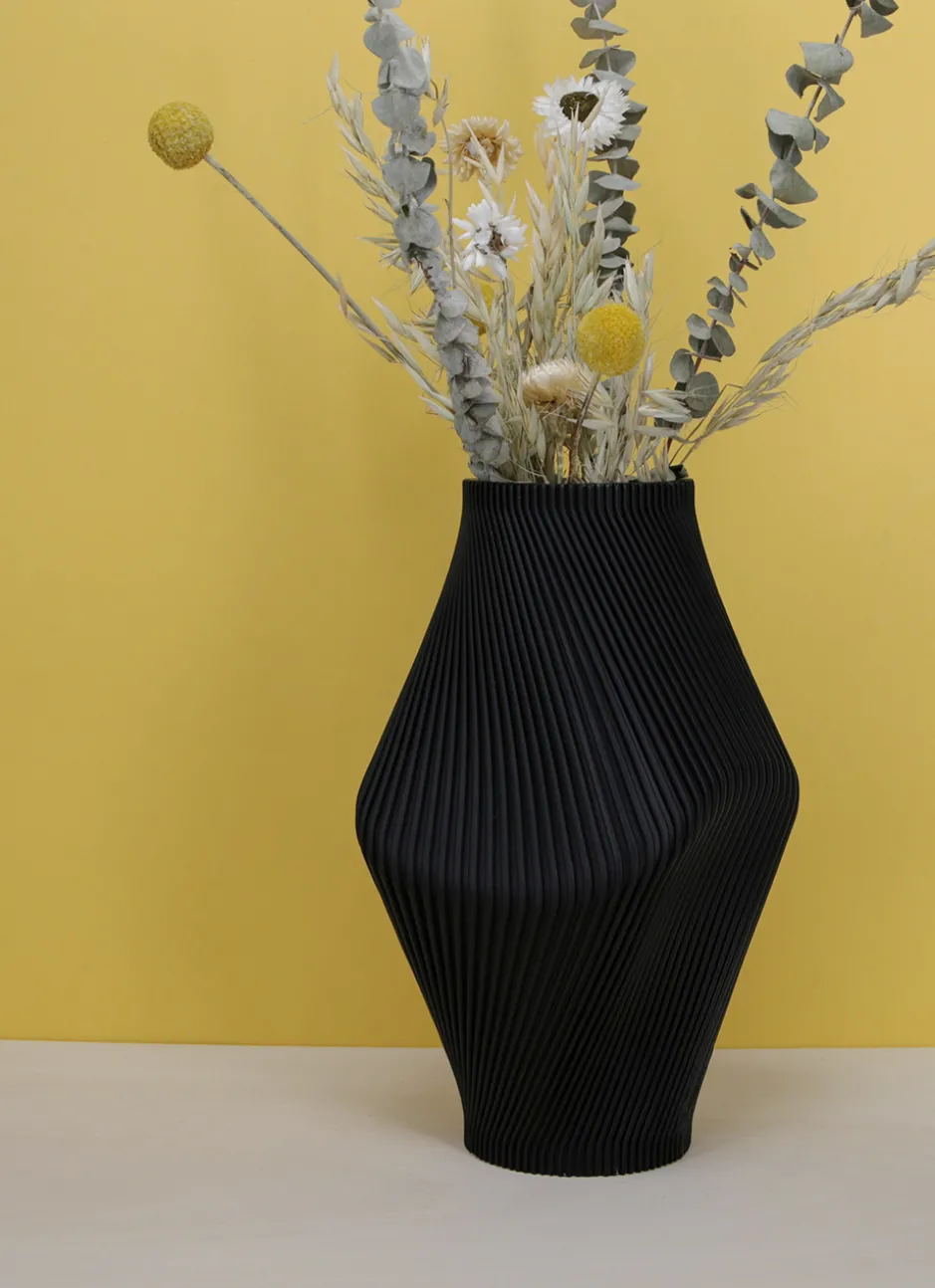 VASE EN POLYRÉSINE FORME ORIGINALE STRIÉE Noir