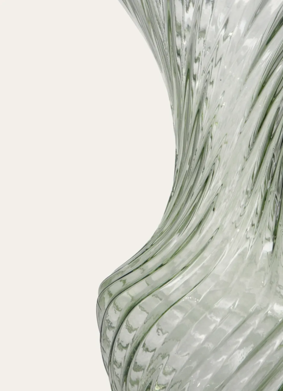 VASE EN VERRE TRAVAILLÉ DE STYLE ROMANTIQUE TRANSPARENT